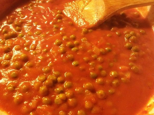 Garden peas in tomato sauce